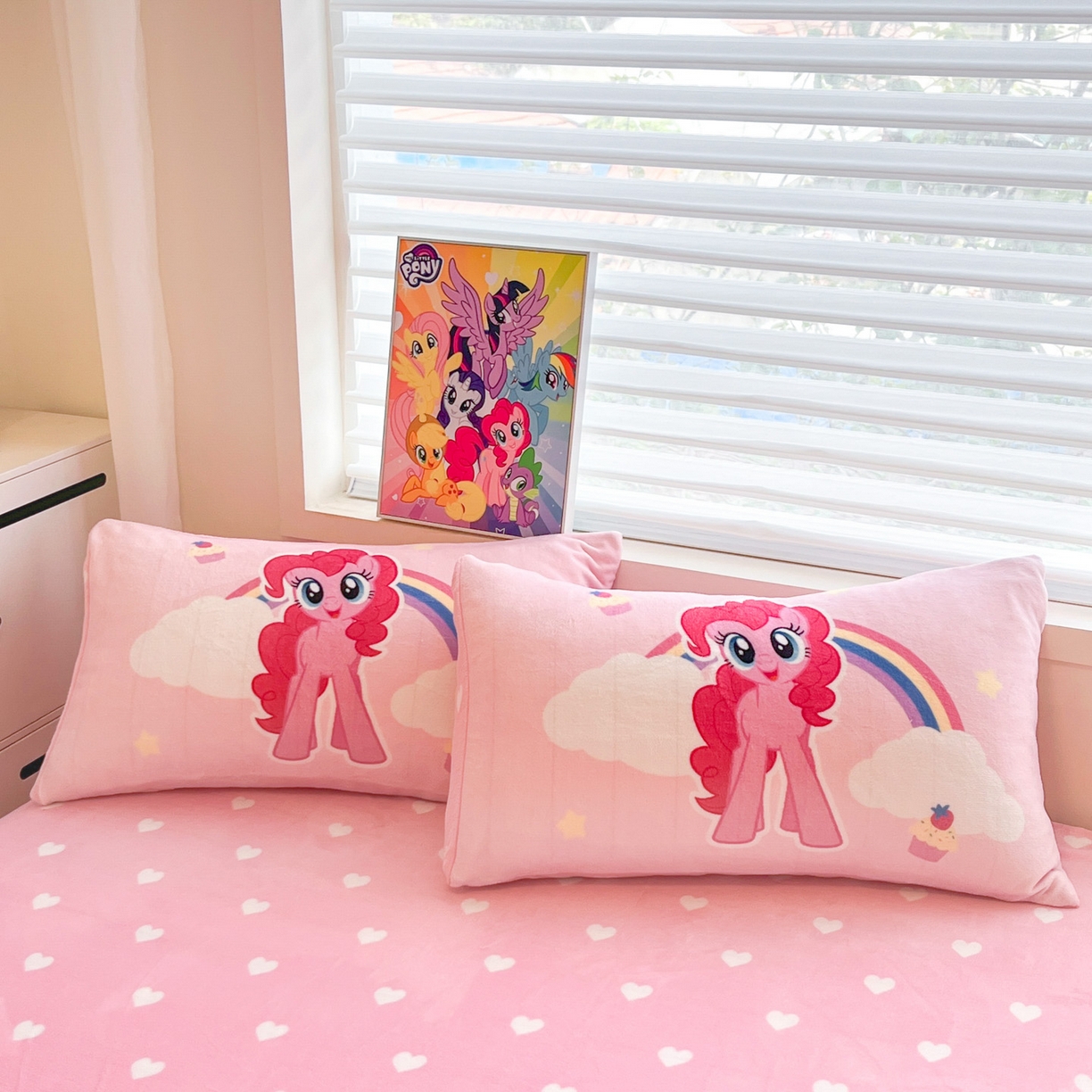 91家纺网 家纺一手货源 找家纺 暮思家居 2025新款正版授权小马宝莉大阪数码印花高克重加厚保暖牛奶绒四件套 绒大版-柔柔碧琪