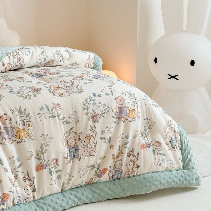 91家纺网 家纺一手货源 找家纺 嗨生活 2025新款森林系原创儿童全棉双层纱春秋被冬被幼儿园被子 小熊花园