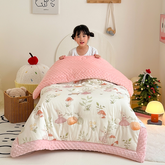 91家纺网 家纺一手货源 找家纺 嗨生活 2025新款森林系原创儿童全棉双层纱春秋被冬被幼儿园被子 田野兔子