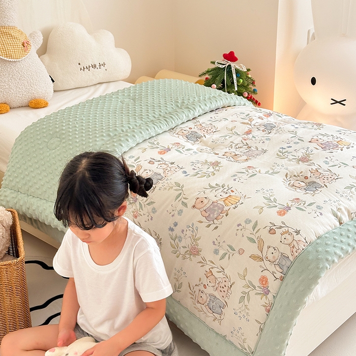 91家纺网 家纺一手货源 找家纺 嗨生活 2025新款森林系原创儿童全棉双层纱春秋被冬被幼儿园被子 小熊花园