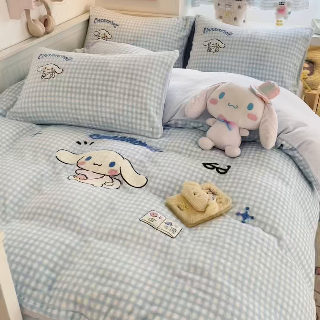 91家纺网 家纺一手货源 找家纺 暮思家居 2025新款正版授权高端毛巾绣绣花牛奶绒三丽鸥四件套 毛巾绣-快乐玉桂狗