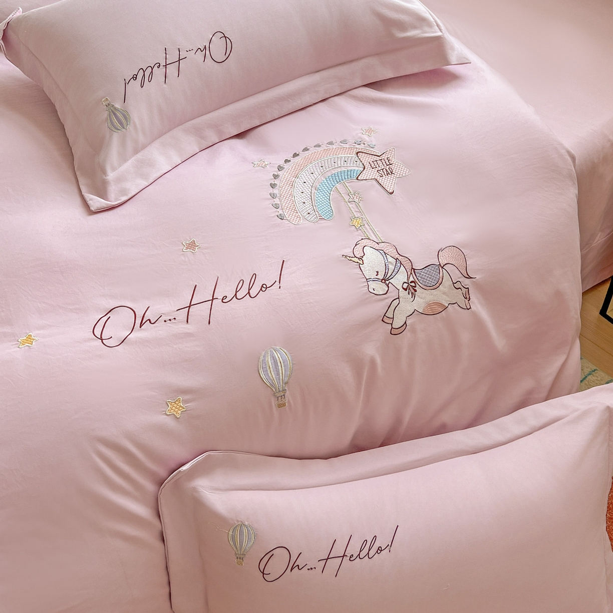 91家纺网 家纺一手货源 找家纺 文黛家居 2025新款高克重水洗棉绣花四件套-彩虹牧马 彩虹牧马-粉