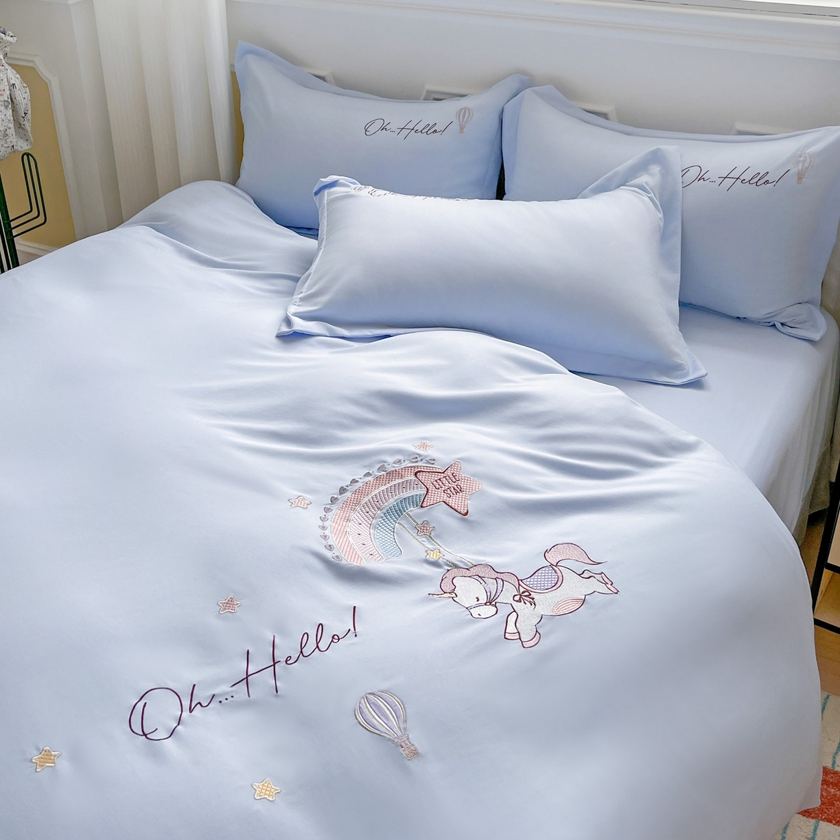 91家纺网 家纺一手货源 找家纺 文黛家居 2025新款高克重水洗棉绣花四件套-彩虹牧马 彩虹牧马-浅蓝