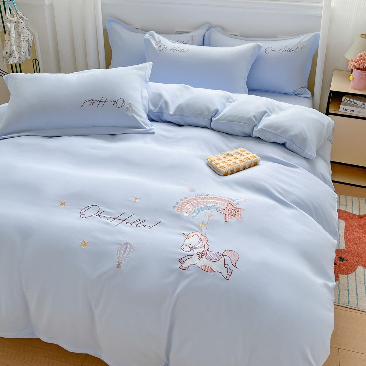 91家纺网 家纺一手货源 找家纺 文黛家居 2025新款高克重水洗棉绣花四件套-彩虹牧马 彩虹牧马-浅蓝