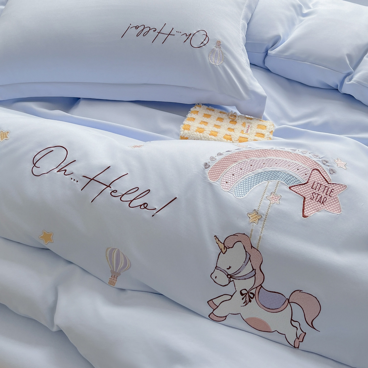 91家纺网 家纺一手货源 找家纺 文黛家居 2025新款高克重水洗棉绣花四件套-彩虹牧马 彩虹牧马-浅蓝