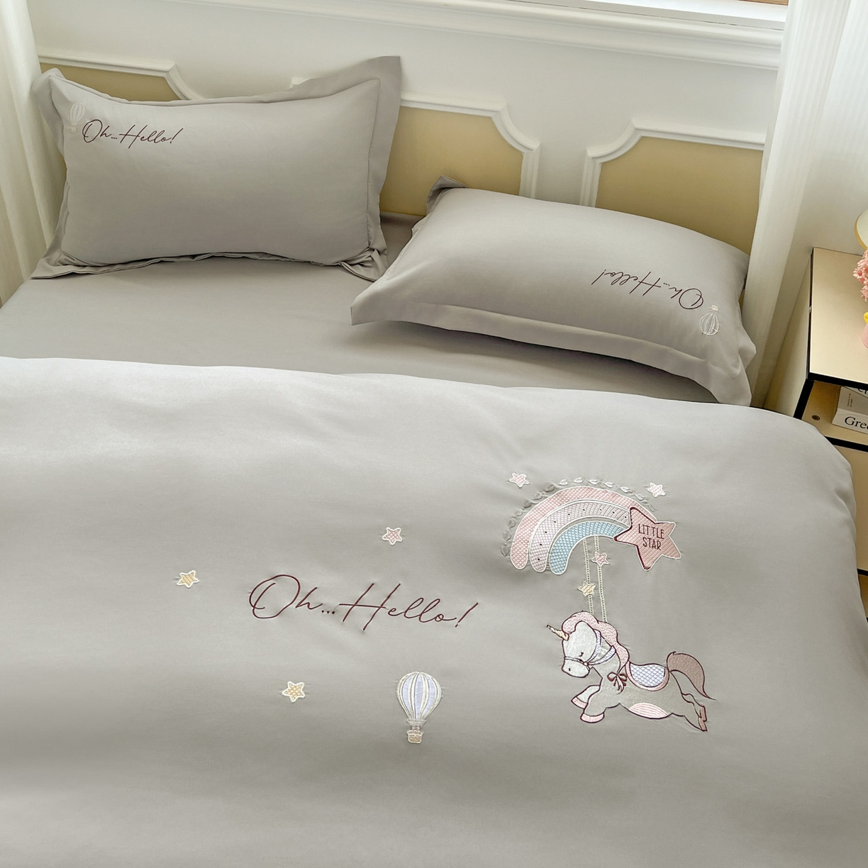 91家纺网 家纺一手货源 找家纺 文黛家居 2025新款高克重水洗棉绣花四件套-彩虹牧马 彩虹牧马-灰