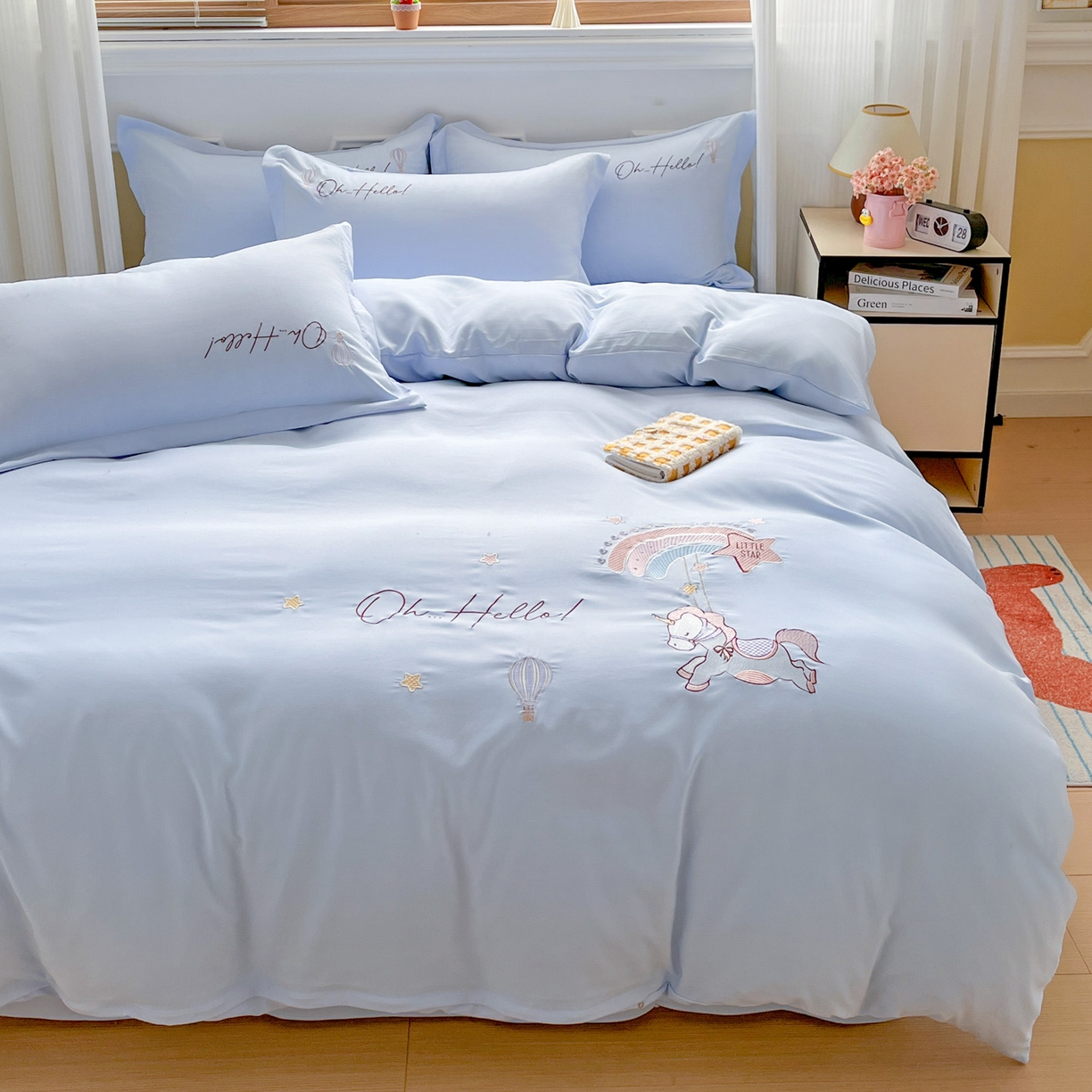 91家纺网 家纺一手货源 找家纺 文黛家居 2025新款高克重水洗棉绣花四件套-彩虹牧马 彩虹牧马-浅蓝