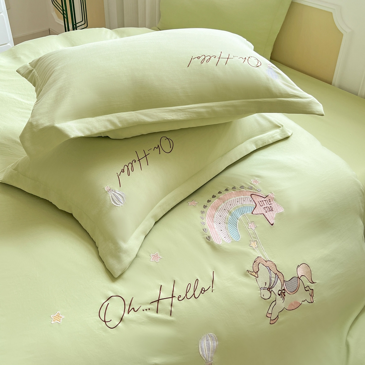 91家纺网 家纺一手货源 找家纺 文黛家居 2025新款高克重水洗棉绣花四件套-彩虹牧马 彩虹牧马-果绿