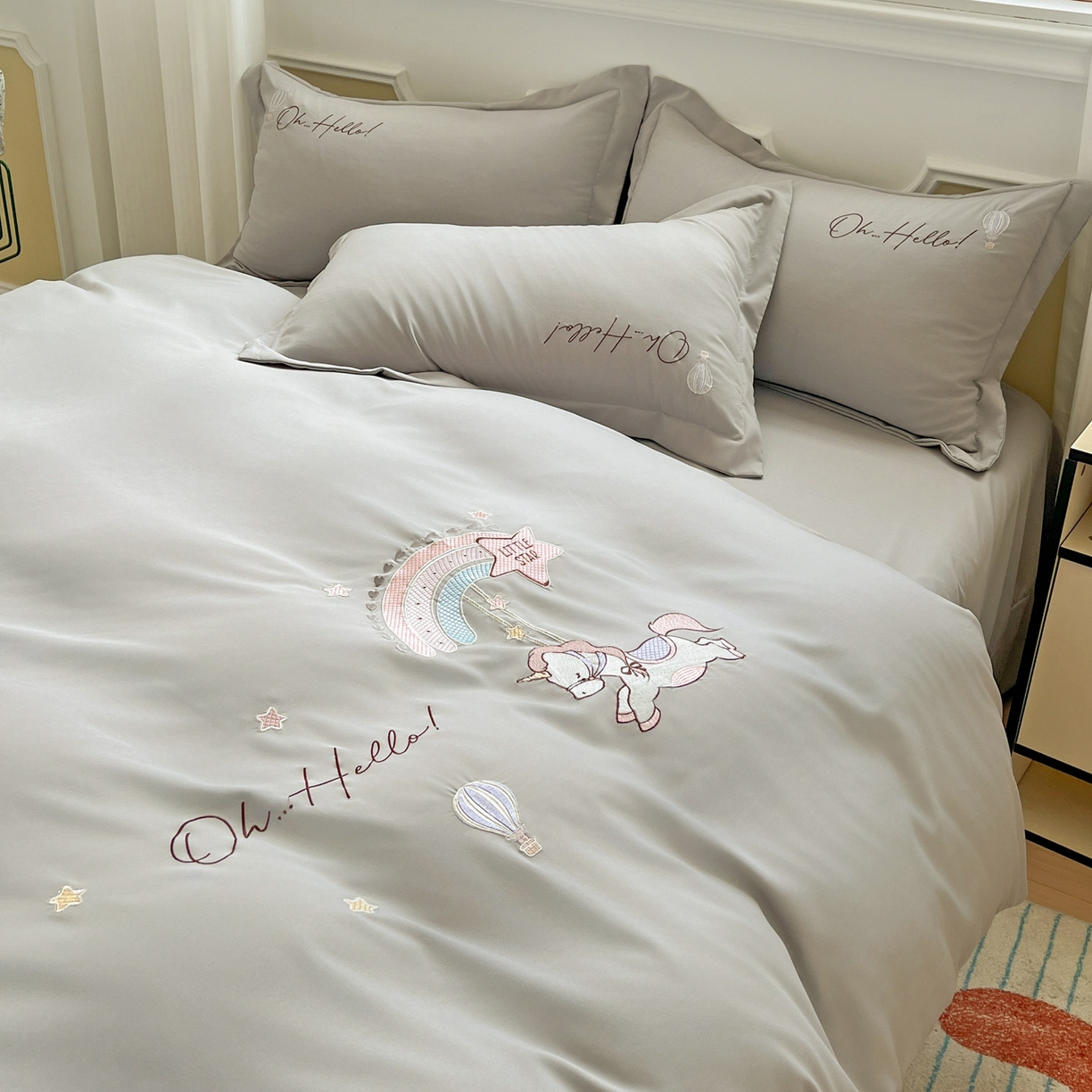 91家纺网 家纺一手货源 找家纺 文黛家居 2025新款高克重水洗棉绣花四件套-彩虹牧马 彩虹牧马-灰