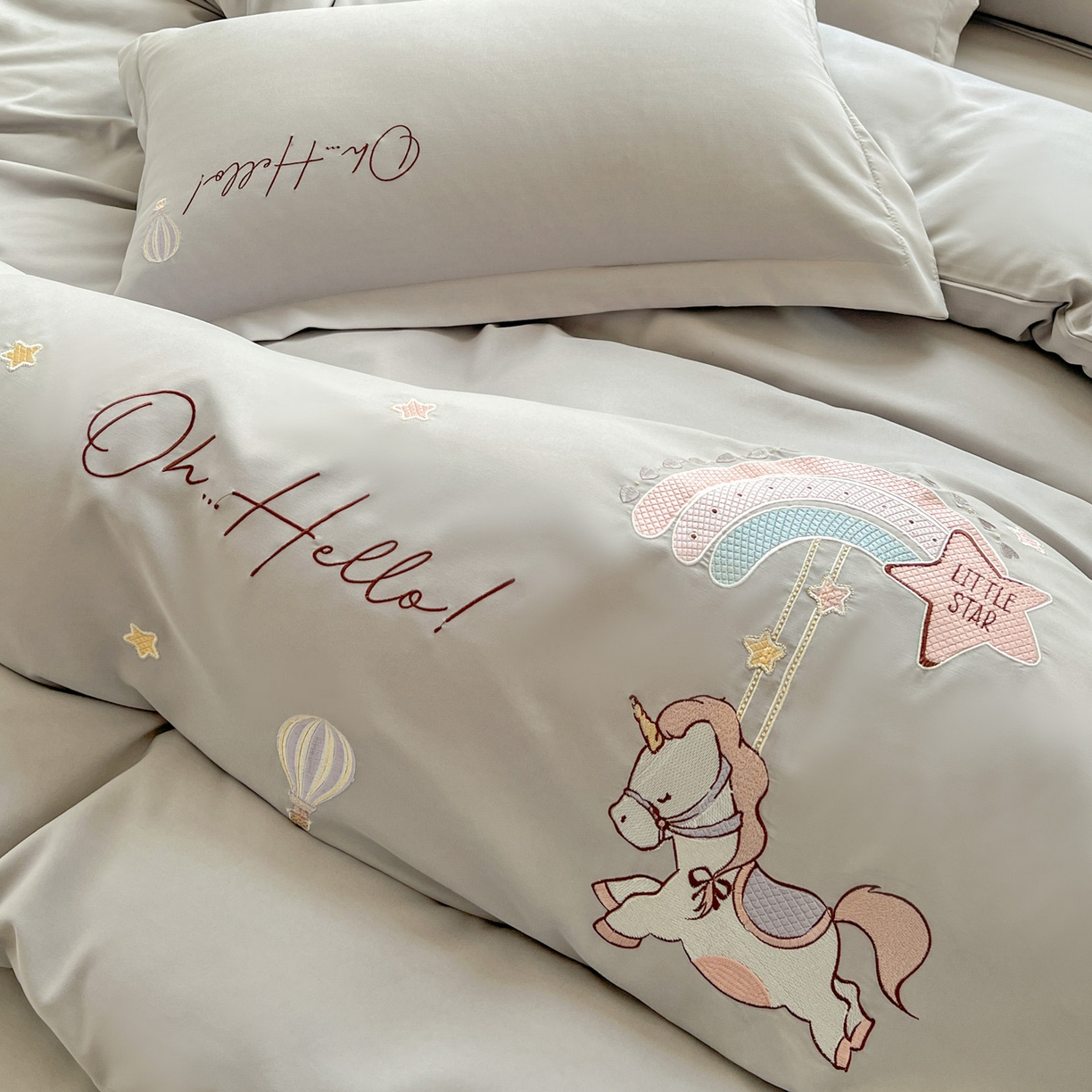 91家纺网 家纺一手货源 找家纺 文黛家居 2025新款高克重水洗棉绣花四件套-彩虹牧马 彩虹牧马-灰