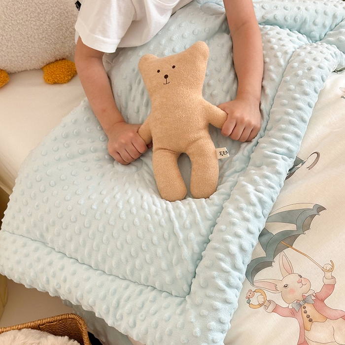 91家纺网 家纺一手货源 找家纺 嗨生活 2025新款森林系原创儿童全棉双层纱春秋被冬被幼儿园被子 雨伞小猪