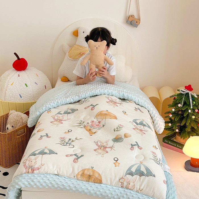 91家纺网 家纺一手货源 找家纺 嗨生活 2025新款森林系原创儿童全棉双层纱春秋被冬被幼儿园被子 雨伞小猪