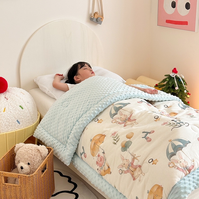 91家纺网 家纺一手货源 找家纺 嗨生活 2025新款森林系原创儿童全棉双层纱春秋被冬被幼儿园被子 雨伞小猪