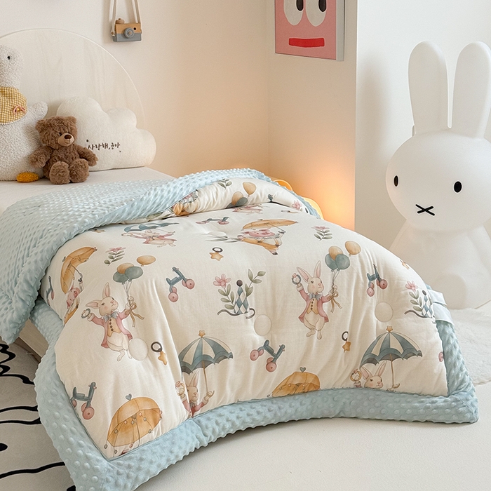 91家纺网 家纺一手货源 找家纺 嗨生活 2025新款森林系原创儿童全棉双层纱春秋被冬被幼儿园被子 雨伞小猪