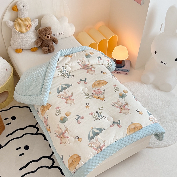 91家纺网 家纺一手货源 找家纺 嗨生活 2025新款森林系原创儿童全棉双层纱春秋被冬被幼儿园被子 雨伞小猪