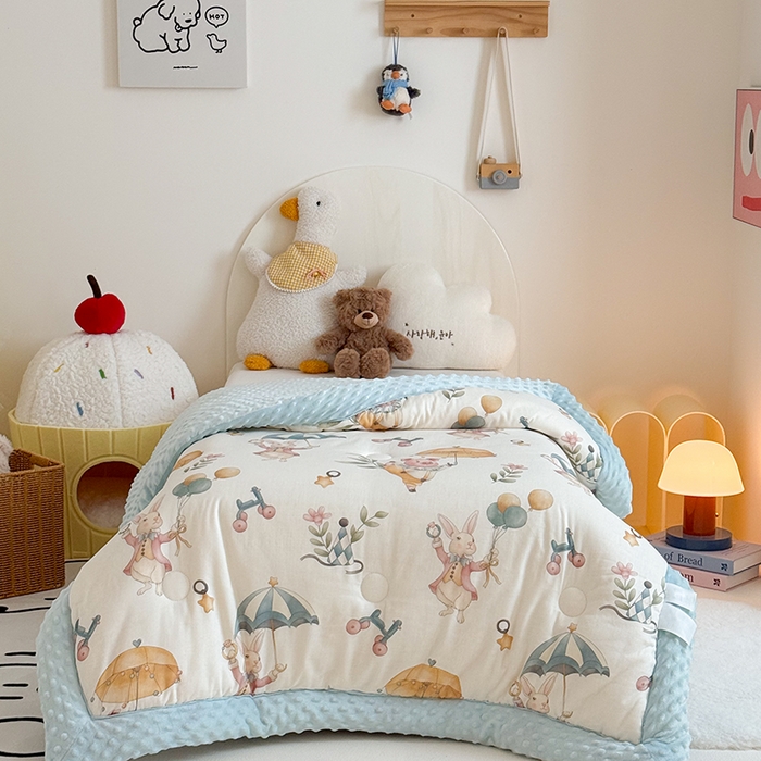 91家纺网 家纺一手货源 找家纺 嗨生活 2025新款森林系原创儿童全棉双层纱春秋被冬被幼儿园被子 雨伞小猪