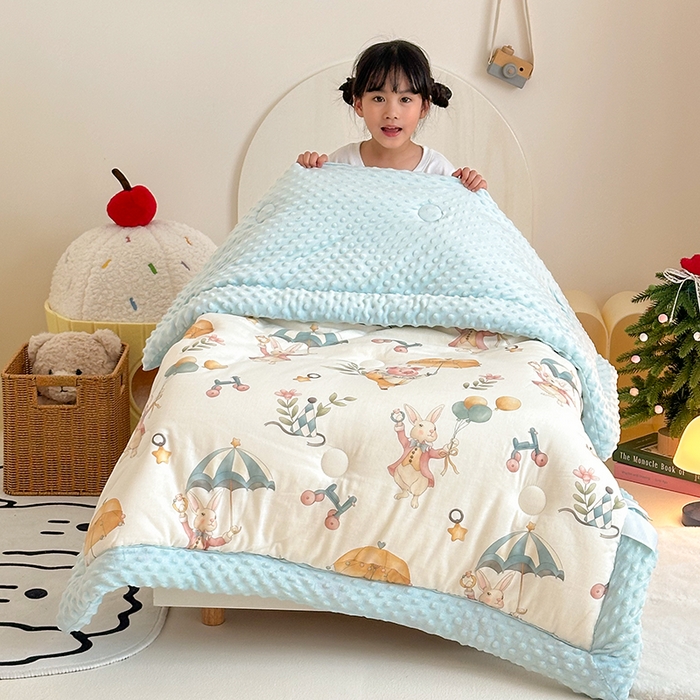 91家纺网 家纺一手货源 找家纺 嗨生活 2025新款森林系原创儿童全棉双层纱春秋被冬被幼儿园被子 雨伞小猪