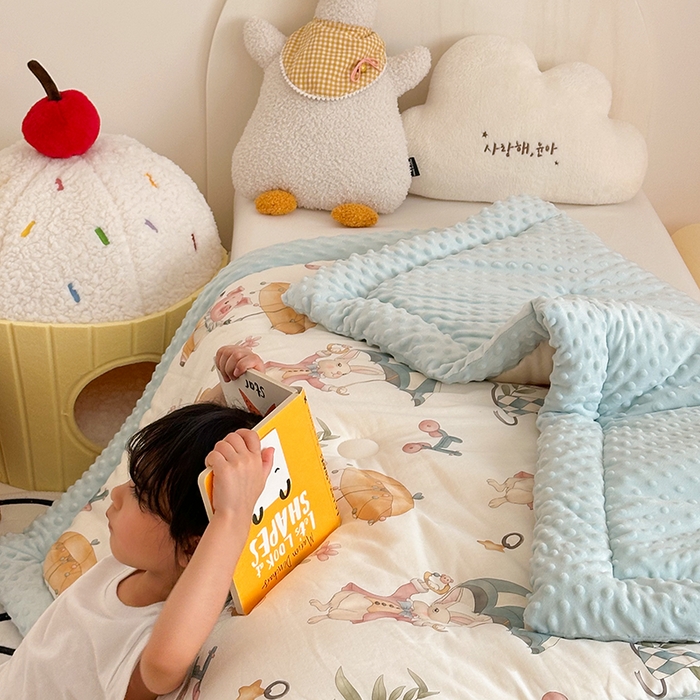 91家纺网 家纺一手货源 找家纺 嗨生活 2025新款森林系原创儿童全棉双层纱春秋被冬被幼儿园被子 雨伞小猪