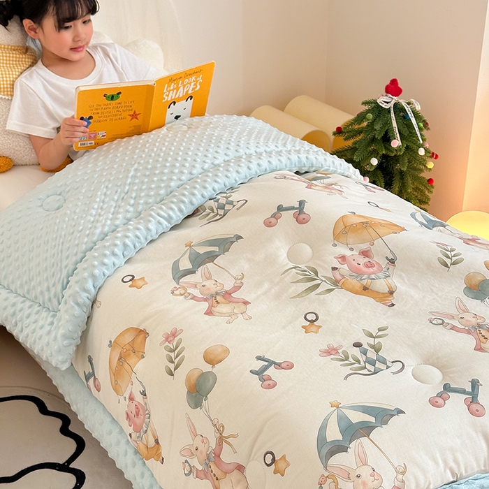 91家纺网 家纺一手货源 找家纺 嗨生活 2025新款森林系原创儿童全棉双层纱春秋被冬被幼儿园被子 雨伞小猪