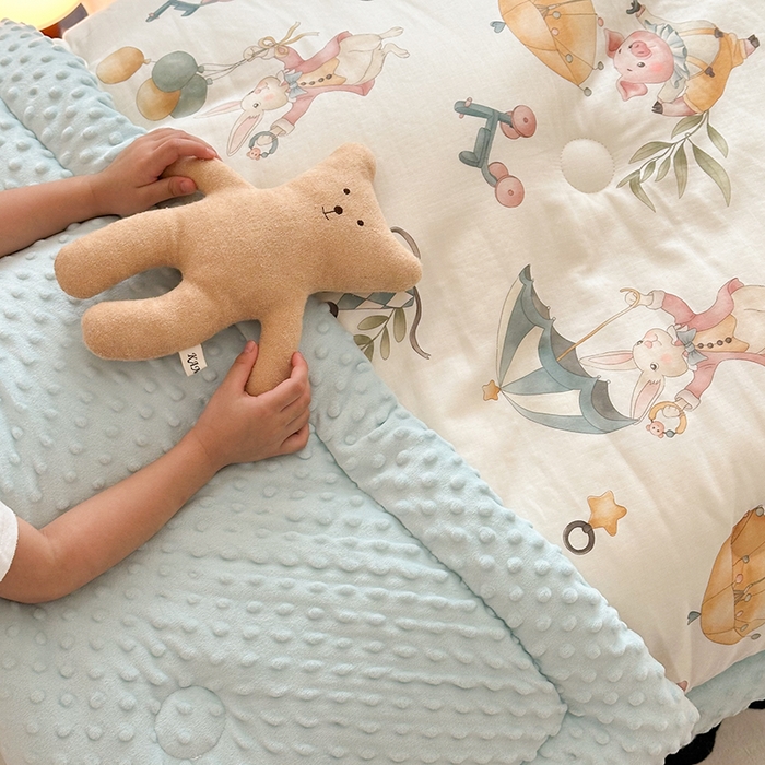 91家纺网 家纺一手货源 找家纺 嗨生活 2025新款森林系原创儿童全棉双层纱春秋被冬被幼儿园被子 雨伞小猪