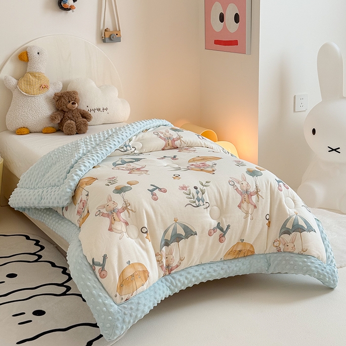 91家纺网 家纺一手货源 找家纺 嗨生活 2025新款森林系原创儿童全棉双层纱春秋被冬被幼儿园被子 雨伞小猪