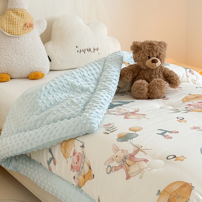 91家纺网 家纺一手货源 找家纺 嗨生活 2025新款森林系原创儿童全棉双层纱春秋被冬被幼儿园被子 雨伞小猪