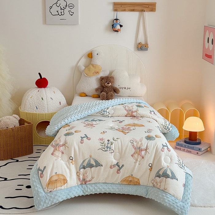 91家纺网 家纺一手货源 找家纺 嗨生活 2025新款森林系原创儿童全棉双层纱春秋被冬被幼儿园被子 雨伞小猪
