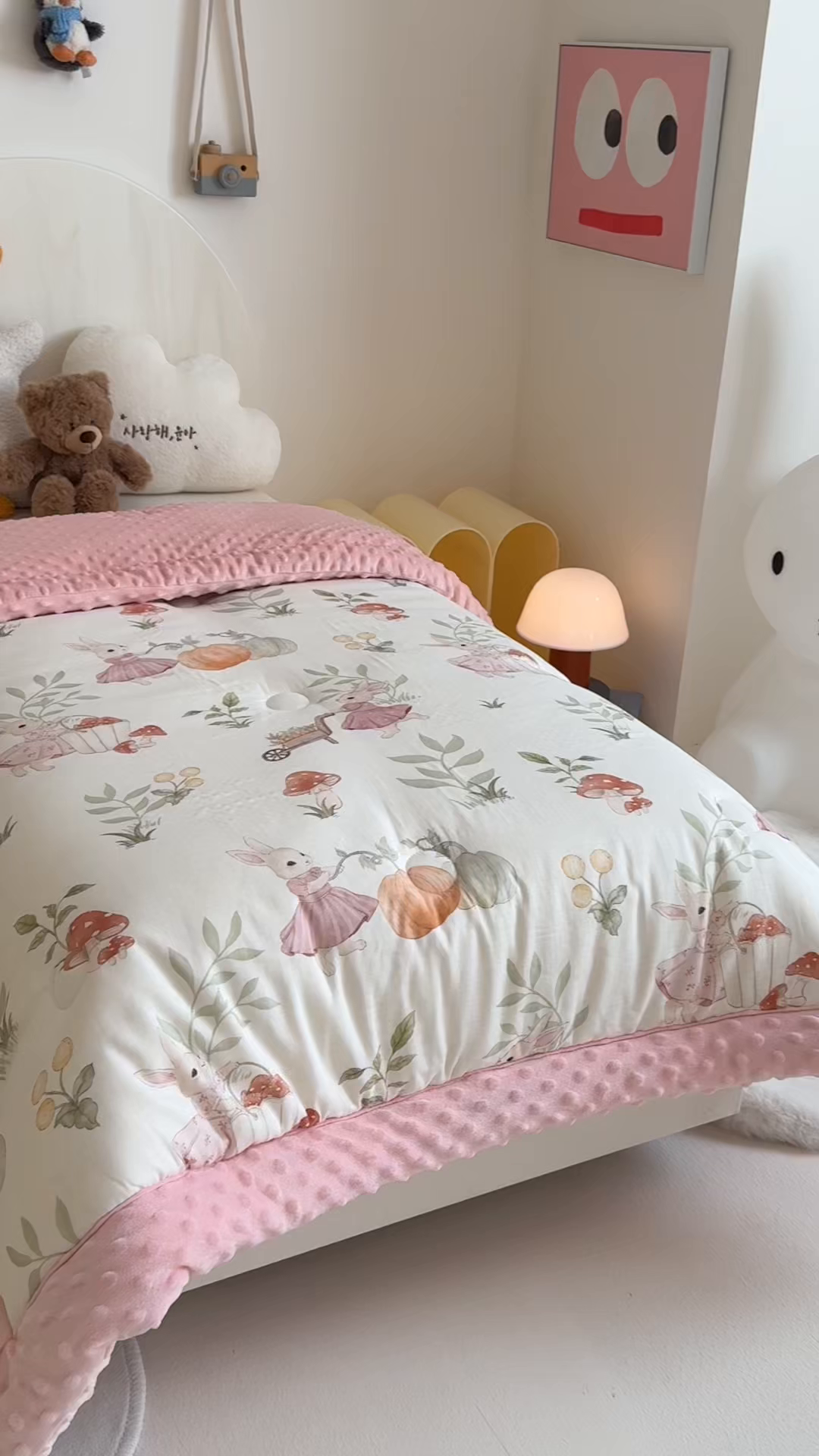 91家纺网 家纺一手货源 找家纺 嗨生活 2025新款森林系原创儿童全棉双层纱春秋被冬被幼儿园被子 田野兔子