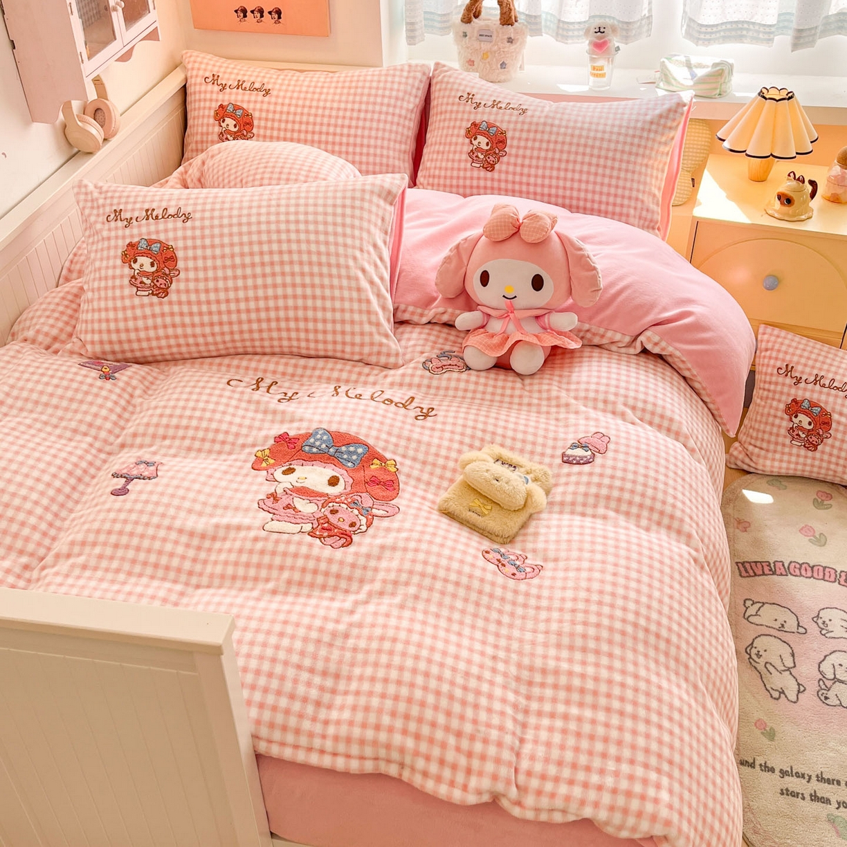 91家纺网 家纺一手货源 找家纺 暮思家居 2025新款正版授权高端毛巾绣绣花牛奶绒三丽鸥四件套 毛巾绣-美乐蒂