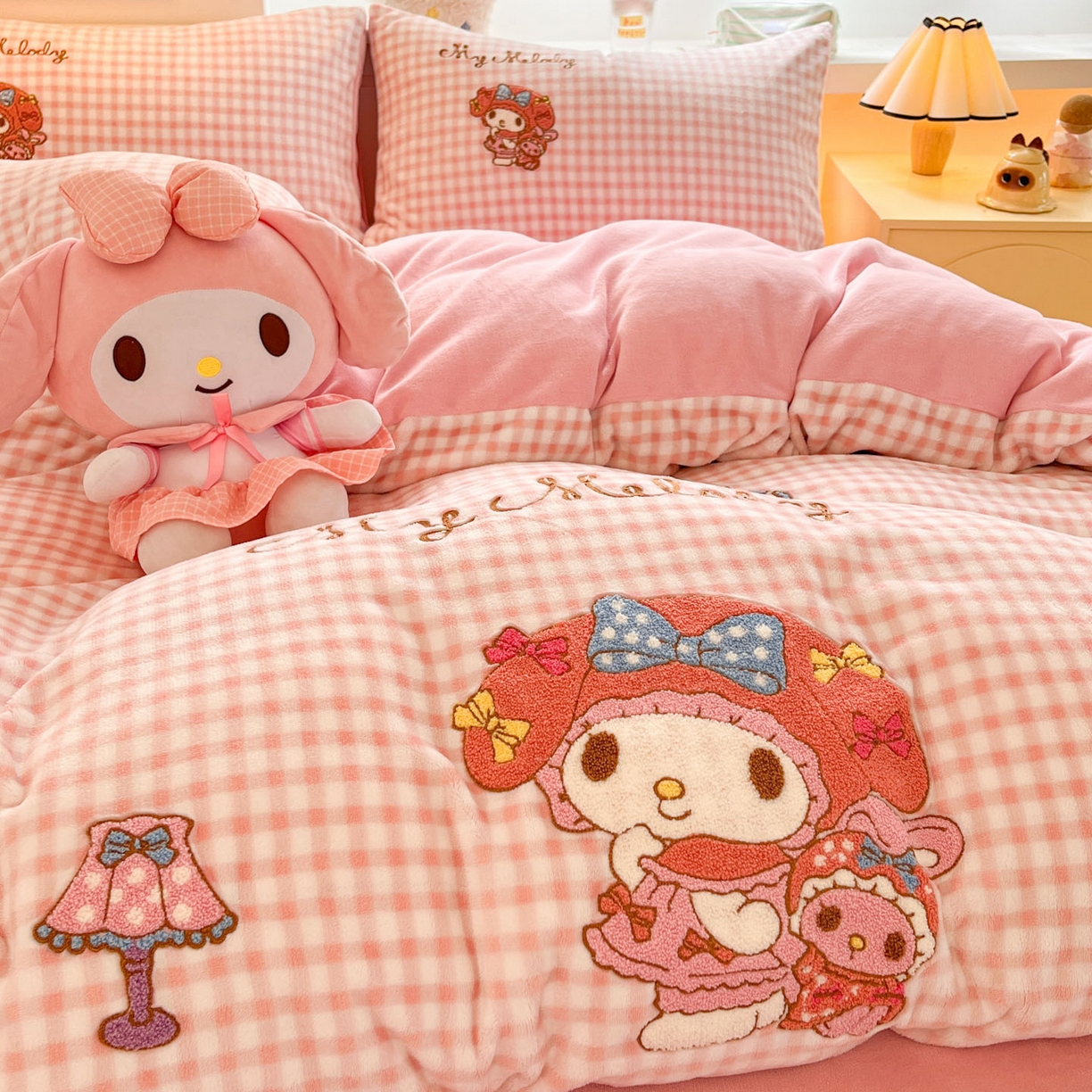 91家纺网 家纺一手货源 找家纺 暮思家居 2025新款正版授权高端毛巾绣绣花牛奶绒三丽鸥四件套 毛巾绣-美乐蒂