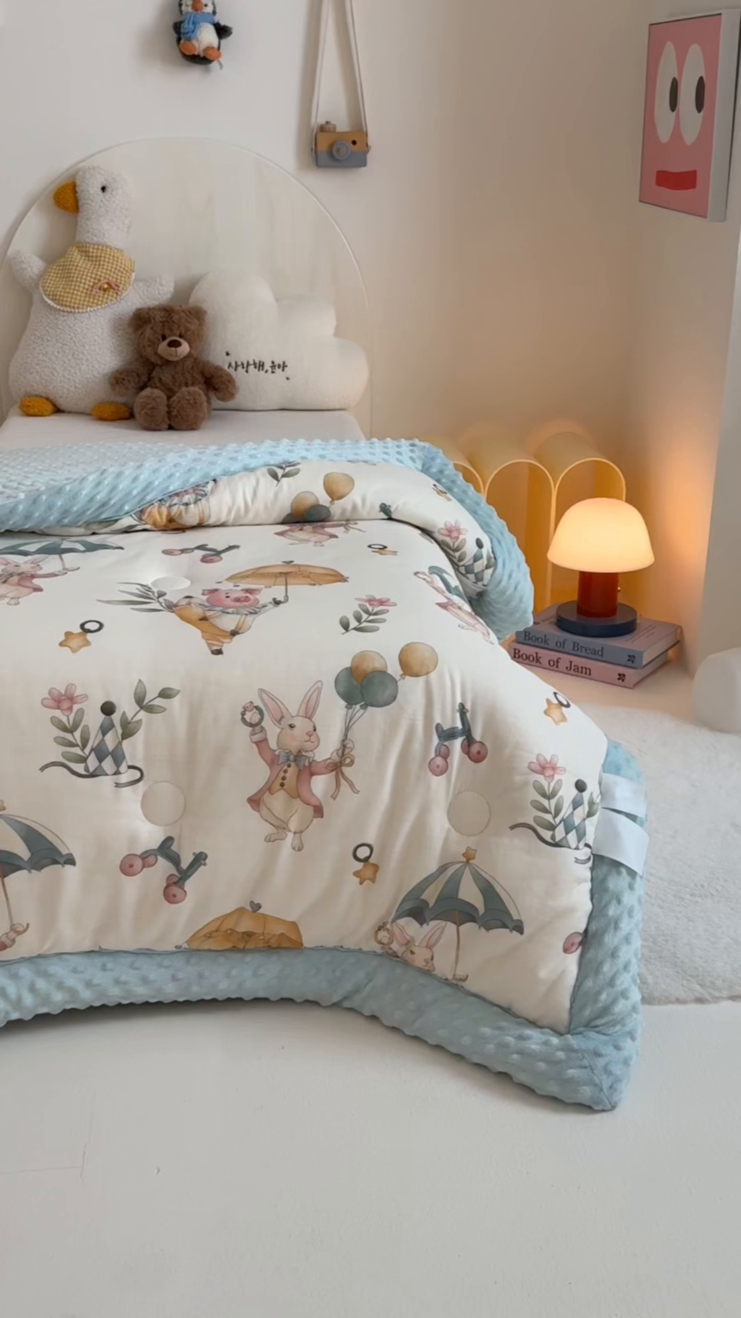 91家纺网 家纺一手货源 找家纺 嗨生活 2025新款森林系原创儿童全棉双层纱春秋被冬被幼儿园被子 雨伞小猪