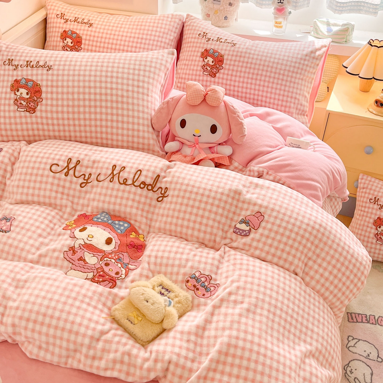 91家纺网 家纺一手货源 找家纺 暮思家居 2025新款正版授权高端毛巾绣绣花牛奶绒三丽鸥四件套 毛巾绣-美乐蒂