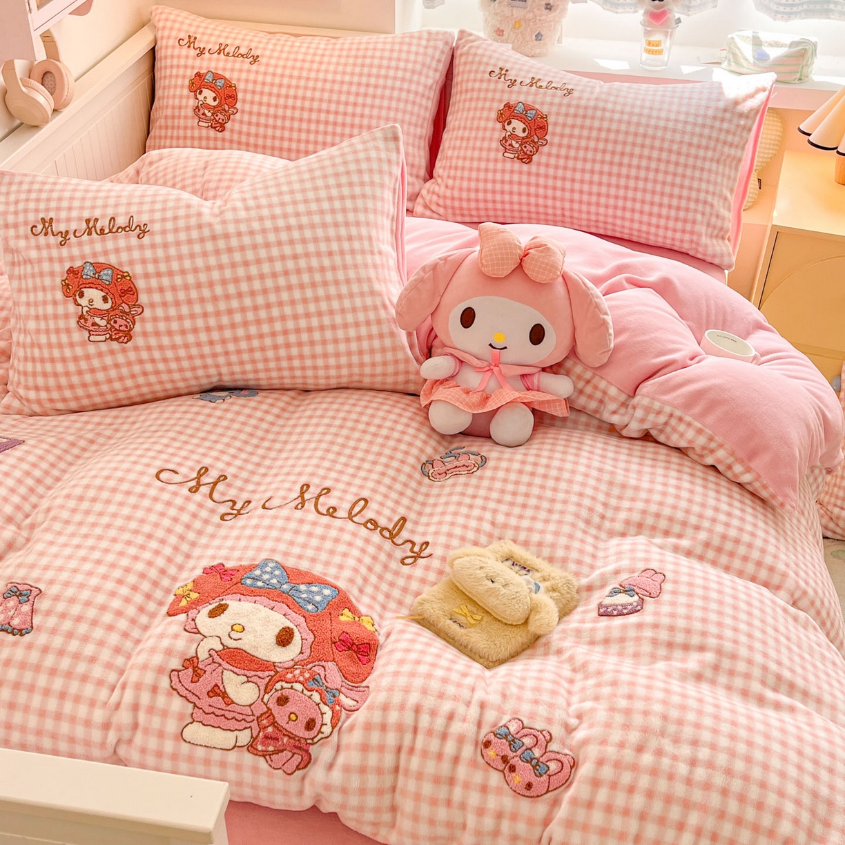 91家纺网 家纺一手货源 找家纺 暮思家居 2025新款正版授权高端毛巾绣绣花牛奶绒三丽鸥四件套 毛巾绣-美乐蒂