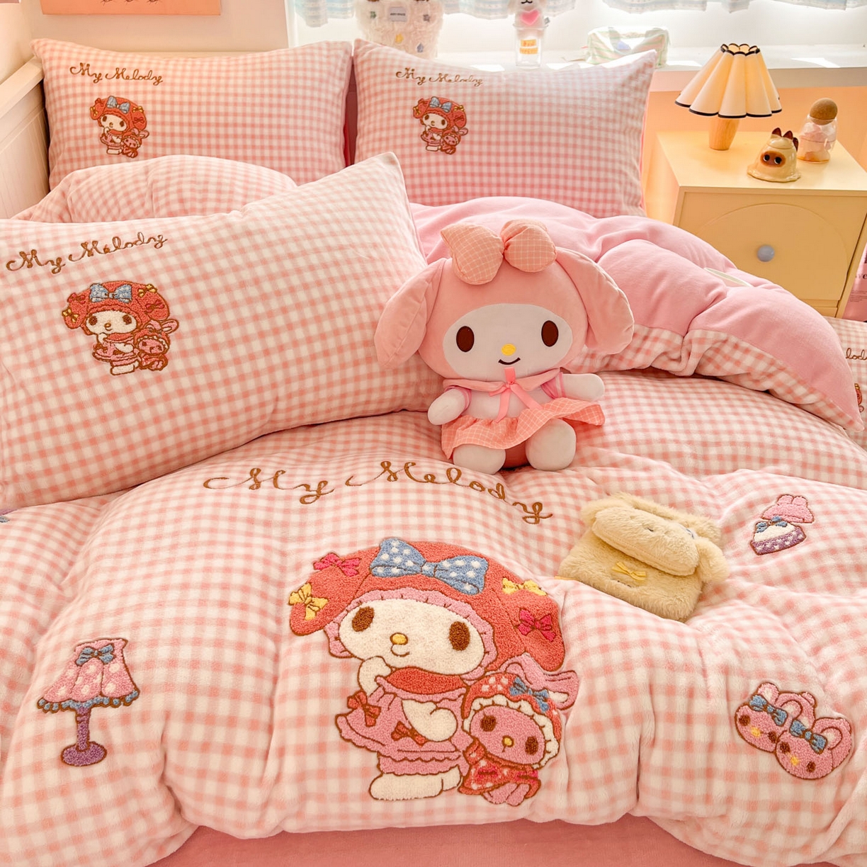 91家纺网 家纺一手货源 找家纺 暮思家居 2025新款正版授权高端毛巾绣绣花牛奶绒三丽鸥四件套 毛巾绣-美乐蒂