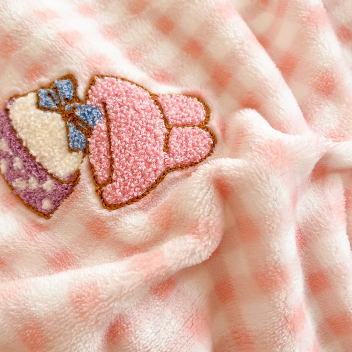 91家纺网 家纺一手货源 找家纺 暮思家居 2025新款正版授权高端毛巾绣绣花牛奶绒三丽鸥四件套 毛巾绣-美乐蒂