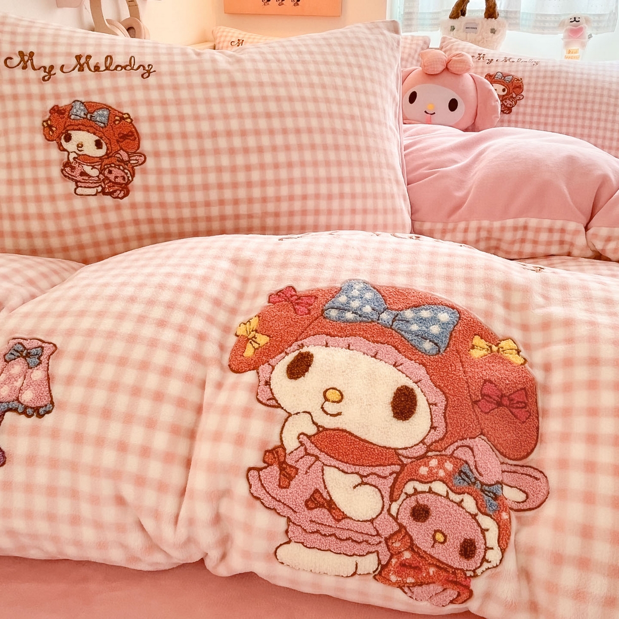 91家纺网 家纺一手货源 找家纺 暮思家居 2025新款正版授权高端毛巾绣绣花牛奶绒三丽鸥四件套 毛巾绣-美乐蒂