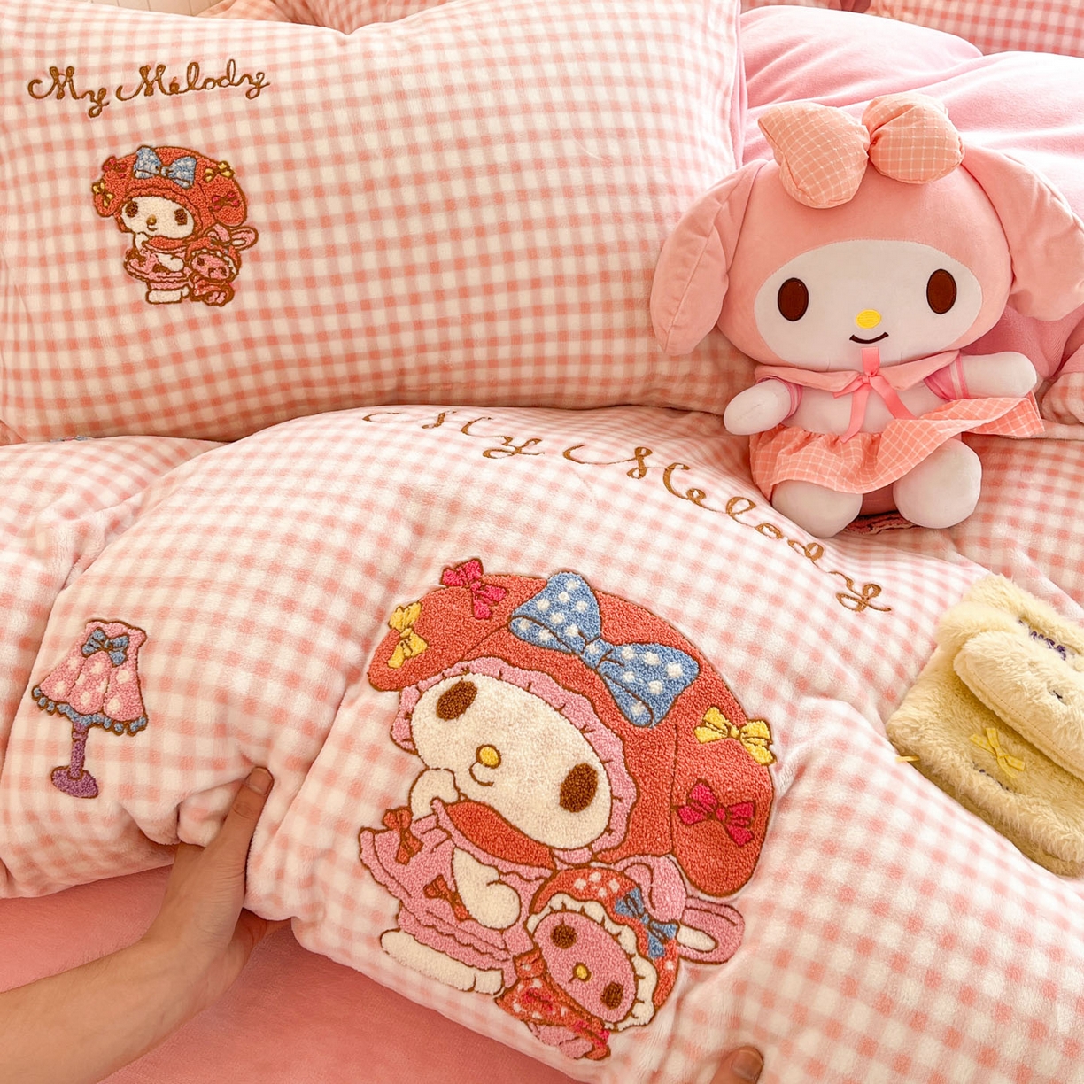 91家纺网 家纺一手货源 找家纺 暮思家居 2025新款正版授权高端毛巾绣绣花牛奶绒三丽鸥四件套 毛巾绣-美乐蒂