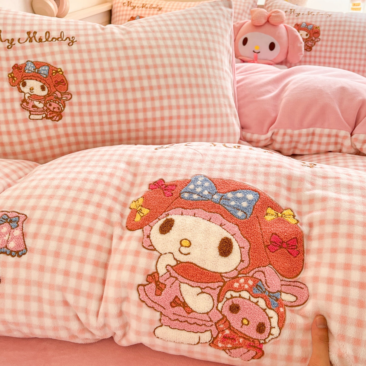 91家纺网 家纺一手货源 找家纺 暮思家居 2025新款正版授权高端毛巾绣绣花牛奶绒三丽鸥四件套 毛巾绣-美乐蒂