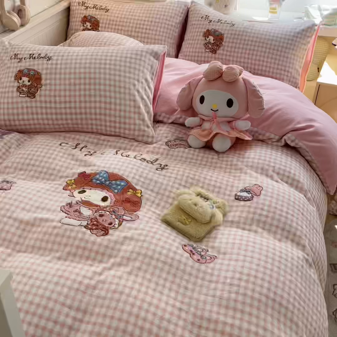 91家纺网 家纺一手货源 找家纺 暮思家居 2025新款正版授权高端毛巾绣绣花牛奶绒三丽鸥四件套 毛巾绣-美乐蒂