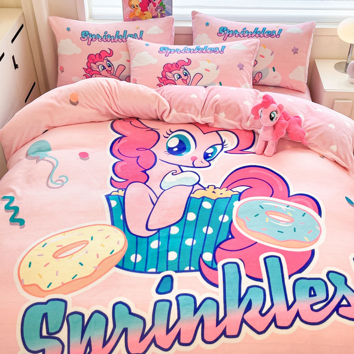 91家纺网 家纺一手货源 找家纺 暮思家居 2025新款正版授权小马宝莉大阪数码印花高克重加厚保暖牛奶绒四件套 绒大版-甜甜圈碧琪