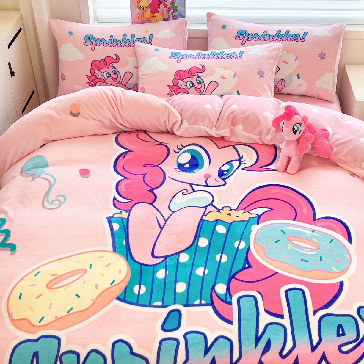 91家纺网 家纺一手货源 找家纺 暮思家居 2025新款正版授权小马宝莉大阪数码印花高克重加厚保暖牛奶绒四件套 绒大版-甜甜圈碧琪