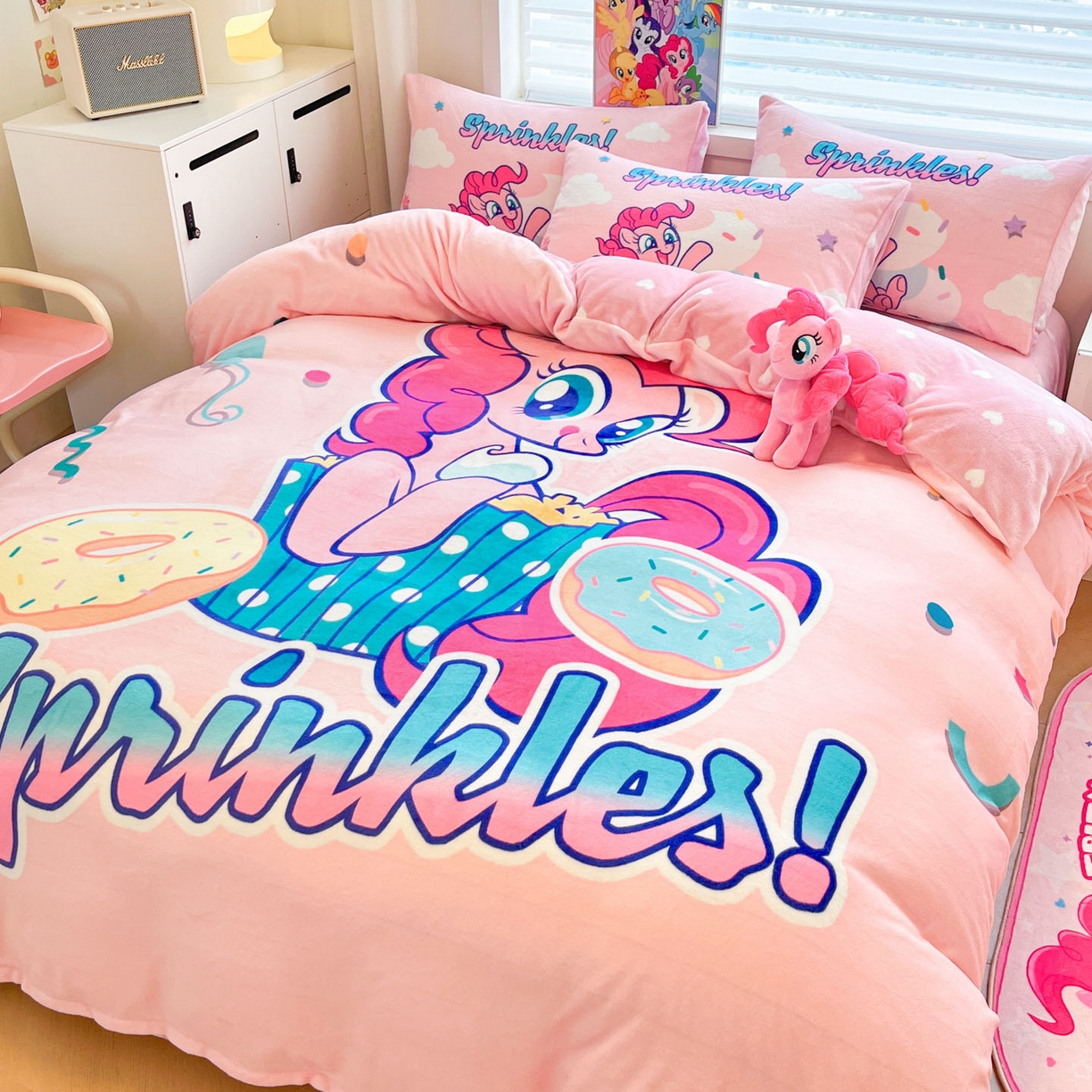 91家纺网 家纺一手货源 找家纺 暮思家居 2025新款正版授权小马宝莉大阪数码印花高克重加厚保暖牛奶绒四件套 绒大版-甜甜圈碧琪