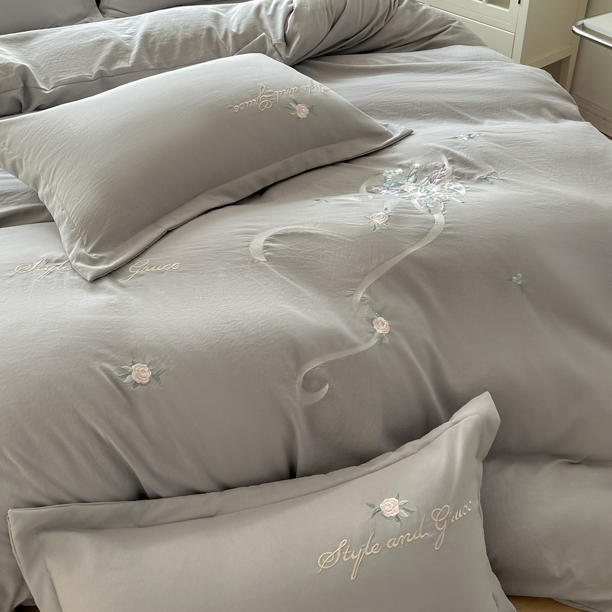 91家纺网 家纺一手货源 找家纺 文黛家居 2025新款高克重水洗棉绣花四件套-铃兰 铃兰-灰