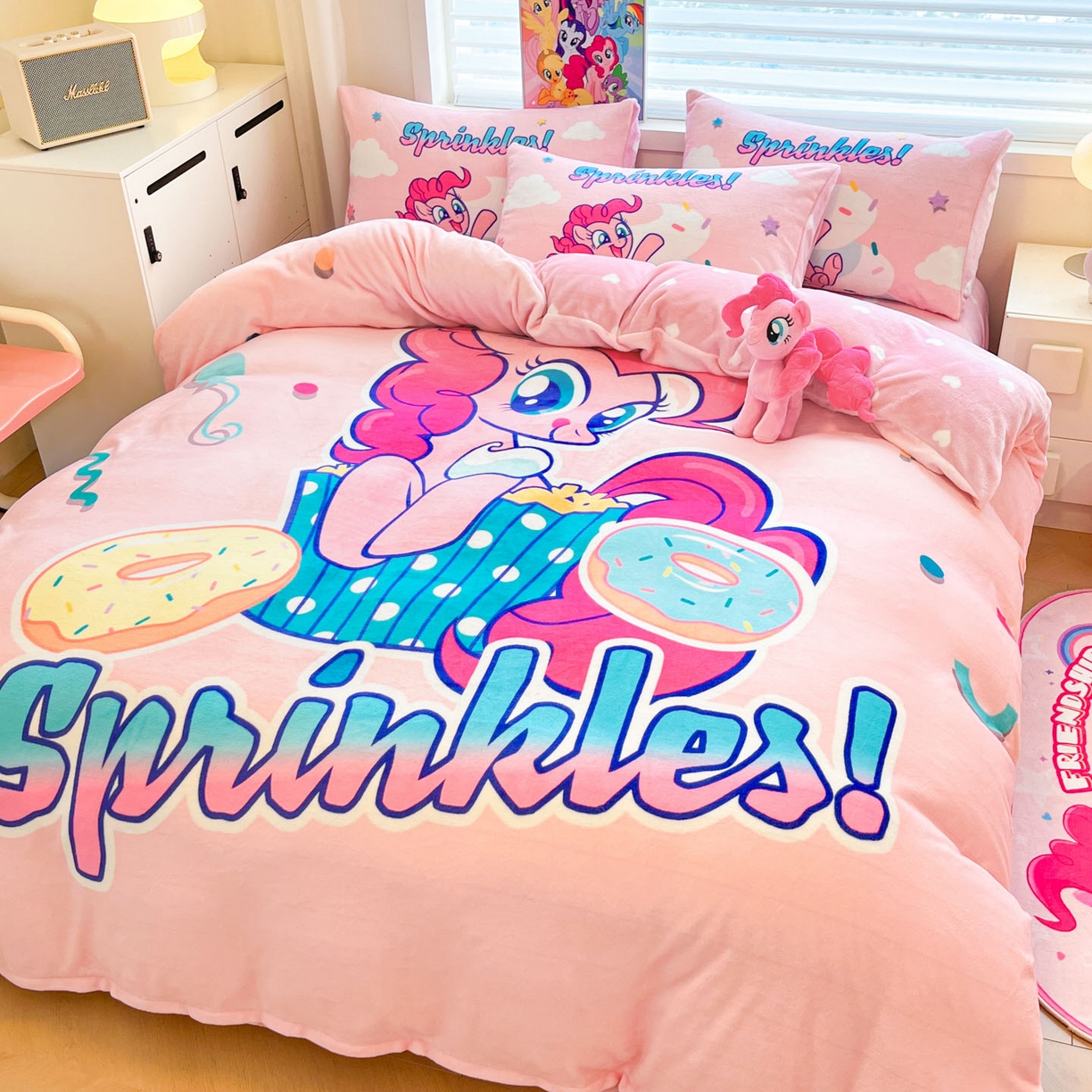 91家纺网 家纺一手货源 找家纺 暮思家居 2025新款正版授权小马宝莉大阪数码印花高克重加厚保暖牛奶绒四件套 绒大版-甜甜圈碧琪