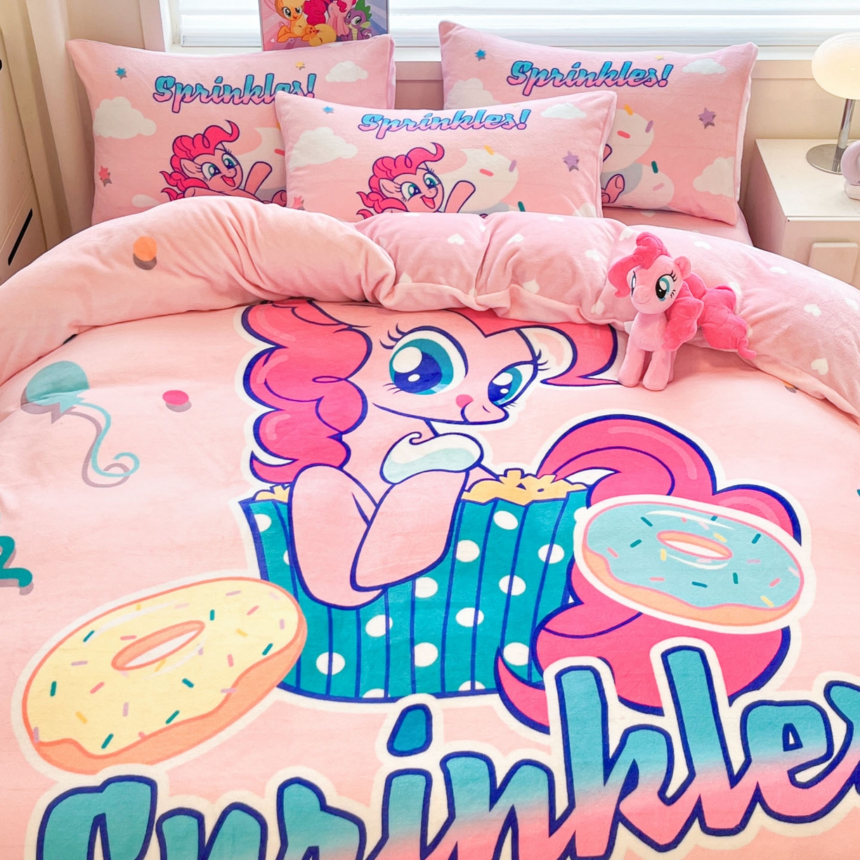 91家纺网 家纺一手货源 找家纺 暮思家居 2025新款正版授权小马宝莉大阪数码印花高克重加厚保暖牛奶绒四件套 绒大版-甜甜圈碧琪