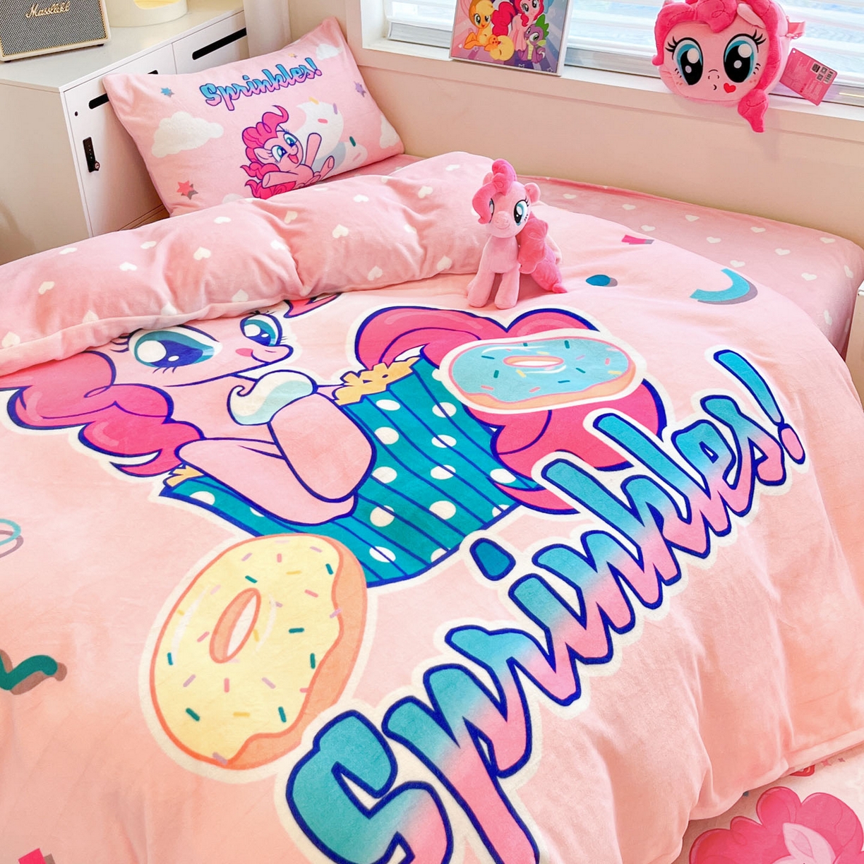 91家纺网 家纺一手货源 找家纺 暮思家居 2025新款正版授权小马宝莉大阪数码印花高克重加厚保暖牛奶绒四件套 绒大版-甜甜圈碧琪