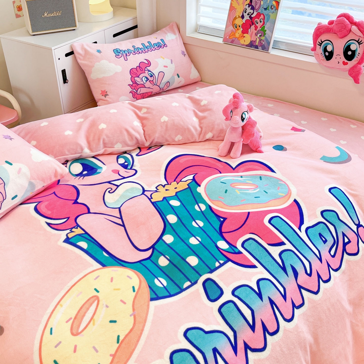 91家纺网 家纺一手货源 找家纺 暮思家居 2025新款正版授权小马宝莉大阪数码印花高克重加厚保暖牛奶绒四件套 绒大版-甜甜圈碧琪