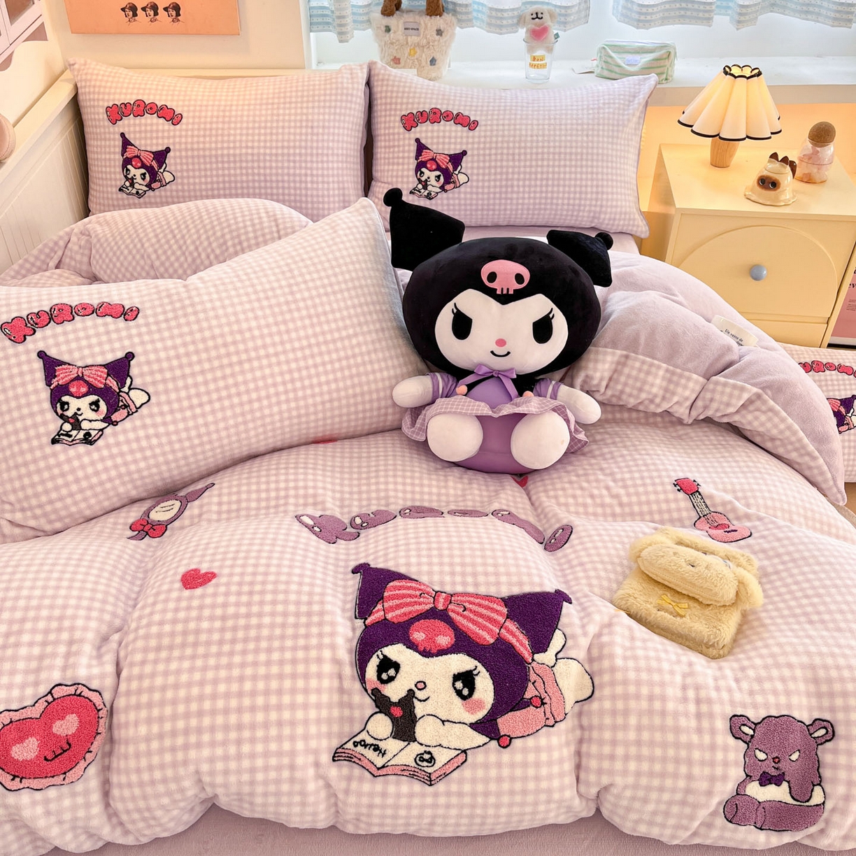 91家纺网 家纺一手货源 找家纺 暮思家居 2025新款正版授权高端毛巾绣绣花牛奶绒三丽鸥四件套 毛巾绣-美美库洛米