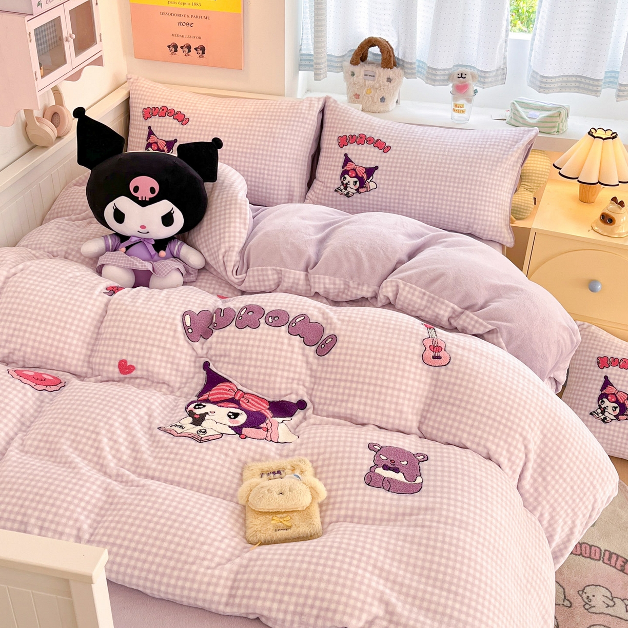 91家纺网 家纺一手货源 找家纺 暮思家居 2025新款正版授权高端毛巾绣绣花牛奶绒三丽鸥四件套 毛巾绣-美美库洛米