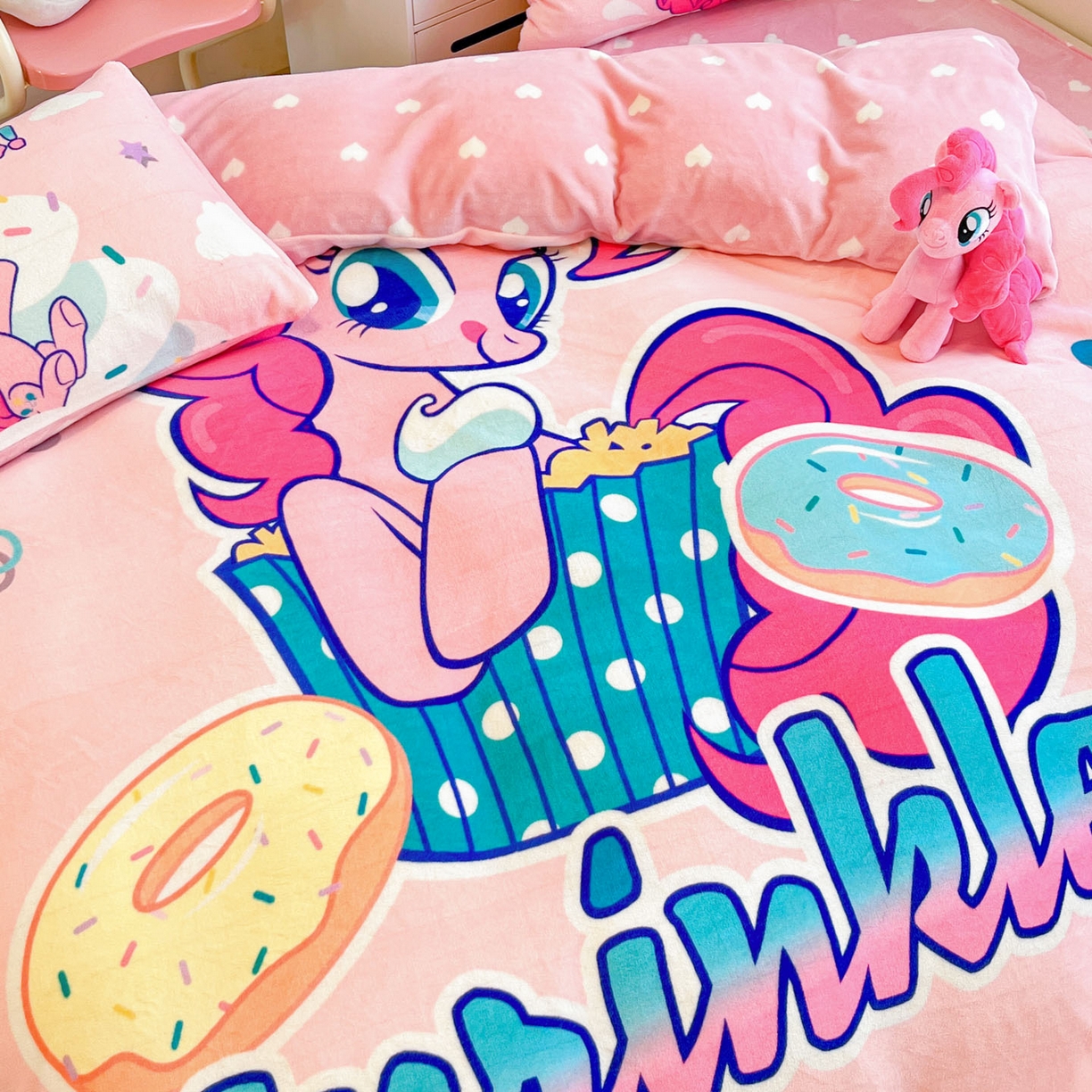 91家纺网 家纺一手货源 找家纺 暮思家居 2025新款正版授权小马宝莉大阪数码印花高克重加厚保暖牛奶绒四件套 绒大版-甜甜圈碧琪